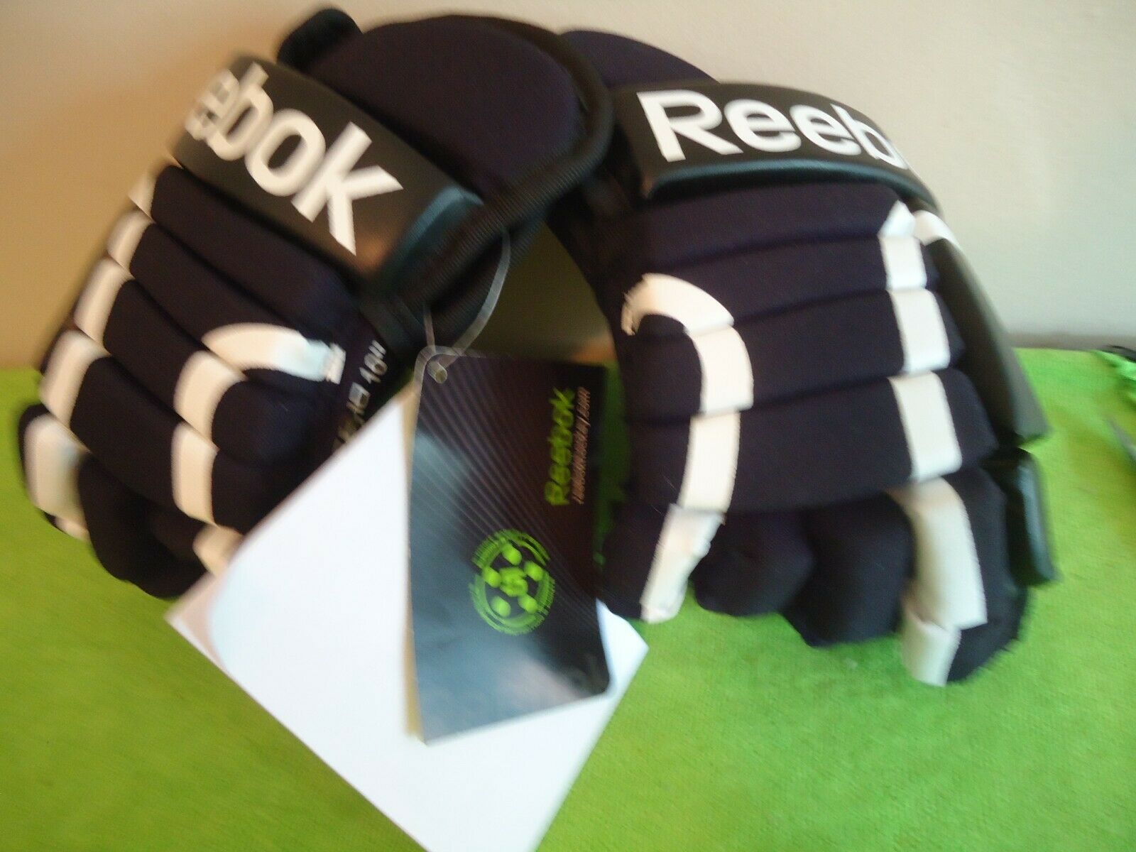 New With Tags Reebok Hg8710 10” Black White Hockey Gloves Junior